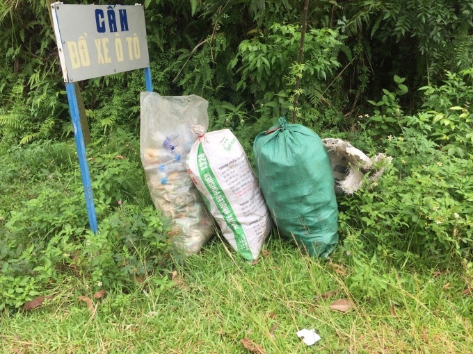 Hai me con nhat ve chai tu vong duoi dap nuoc hinh anh