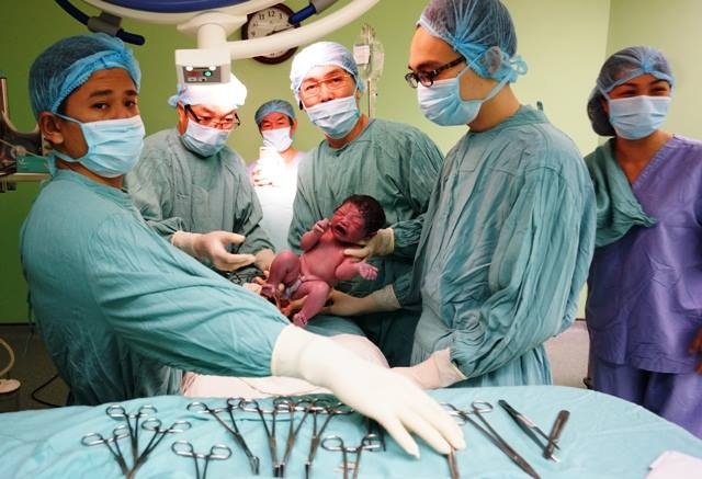 Be gai dau tien o Hue chao doi bang phuong phap mang thai ho hinh anh