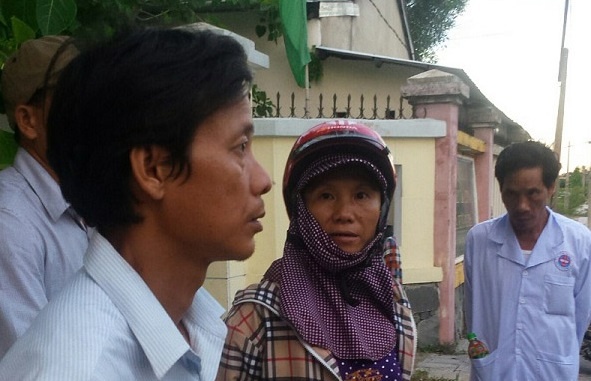 Mot phu nu chet bat thuong, nhieu nguoi bao vay benh vien hinh anh