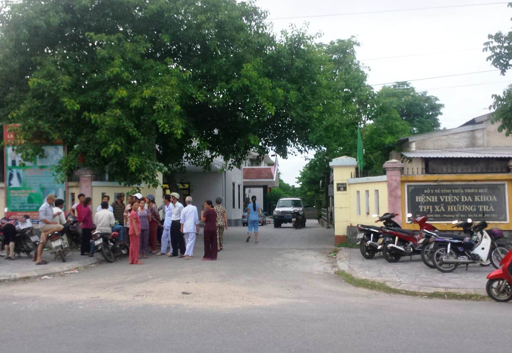 Nguoi nha vay benh vien sau khi benh nhan chet bat anh 1