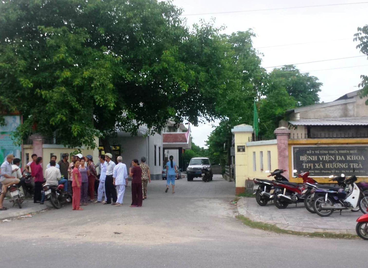 Benh nhan chet bat thuong, cong an trieu tap 2 y bac si hinh anh