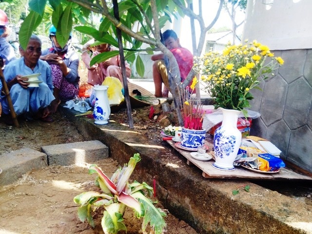 Người dân thắp hương khấn vái cây chuối thần ảnh 2 Nguoi dan thap huong khan vai cay chuoi than anh 2