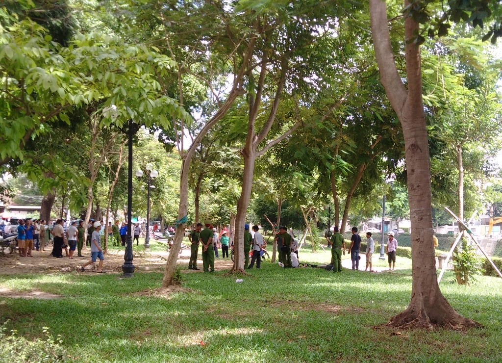 nguoi dan ong nhay cau tu tu anh 1