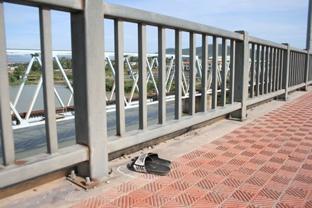 De con lai benh vien, nguoi dan ong nhay cau tu tu hinh anh