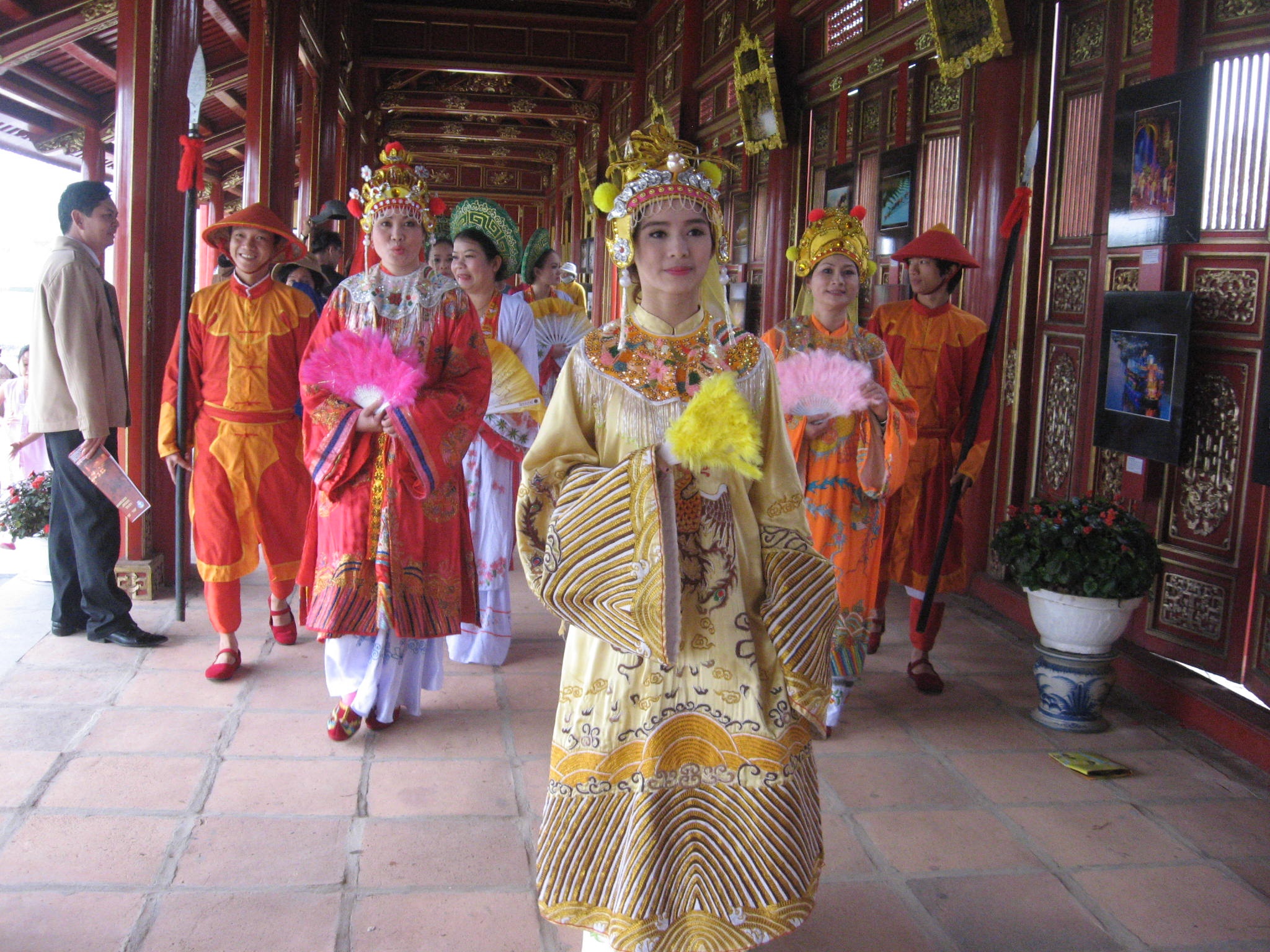 Di tich Hue se co he thong thuyet minh 5 thu tieng anh 1