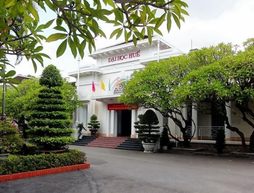 Giam hoc phi cho sinh vien 4 tinh bi su co moi truong bien hinh anh