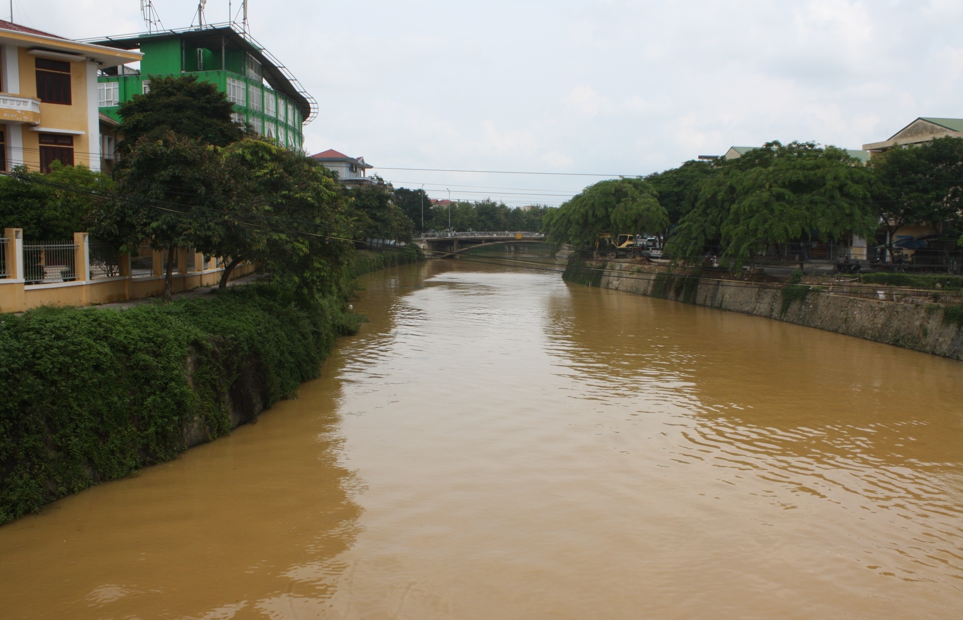 Song Huong duc ngau do thi cong duong o vung nui hinh anh