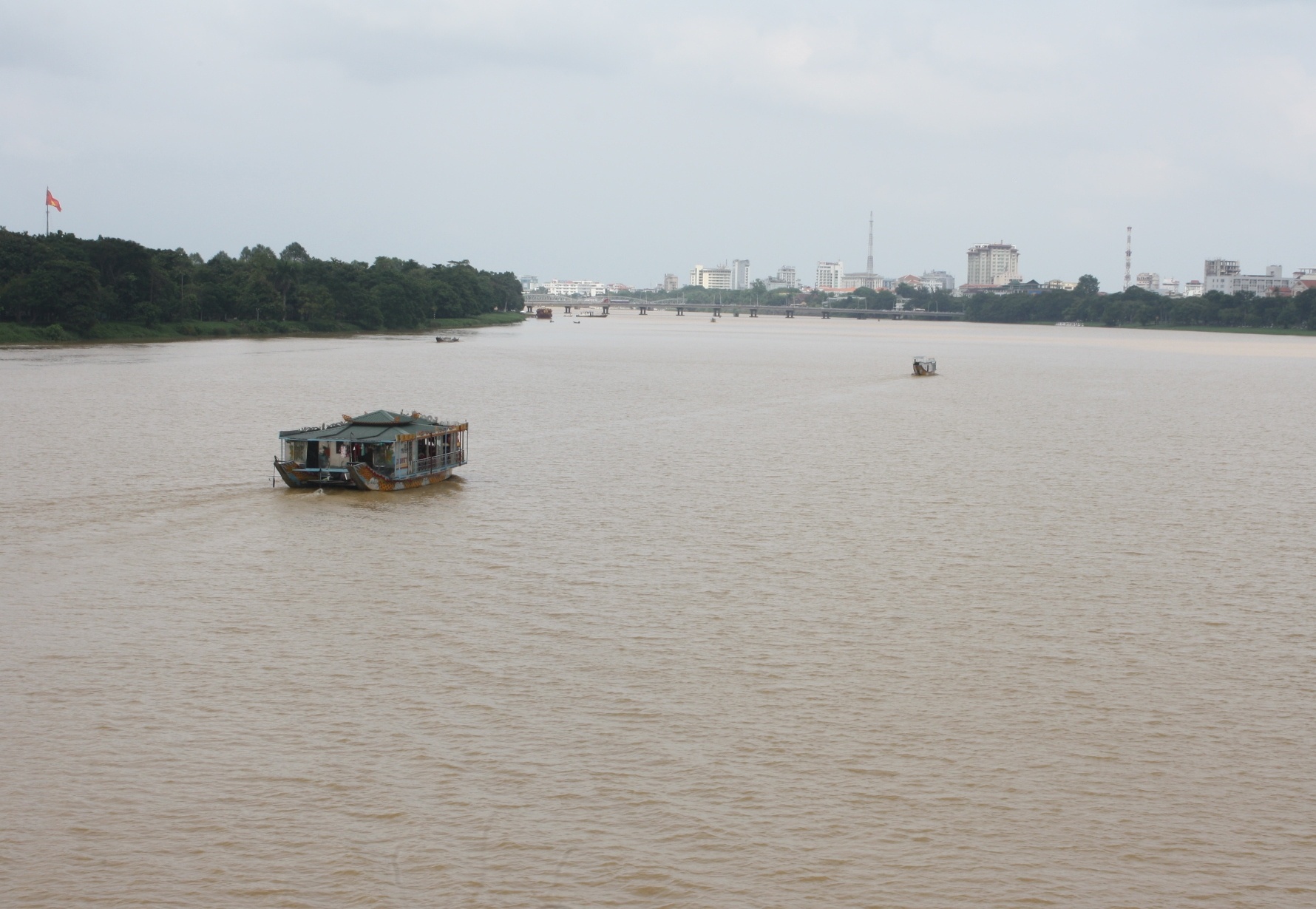 Sông Hương chuyển màu đỏ do thi công đường ảnh 2 Song Huong chuyen mau do do thi cong duong anh 2