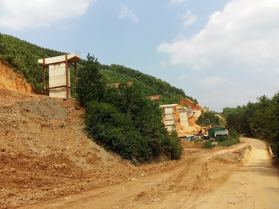 Sông Hương chuyển màu đỏ do thi công đường ảnh 3 Song Huong chuyen mau do do thi cong duong anh 3