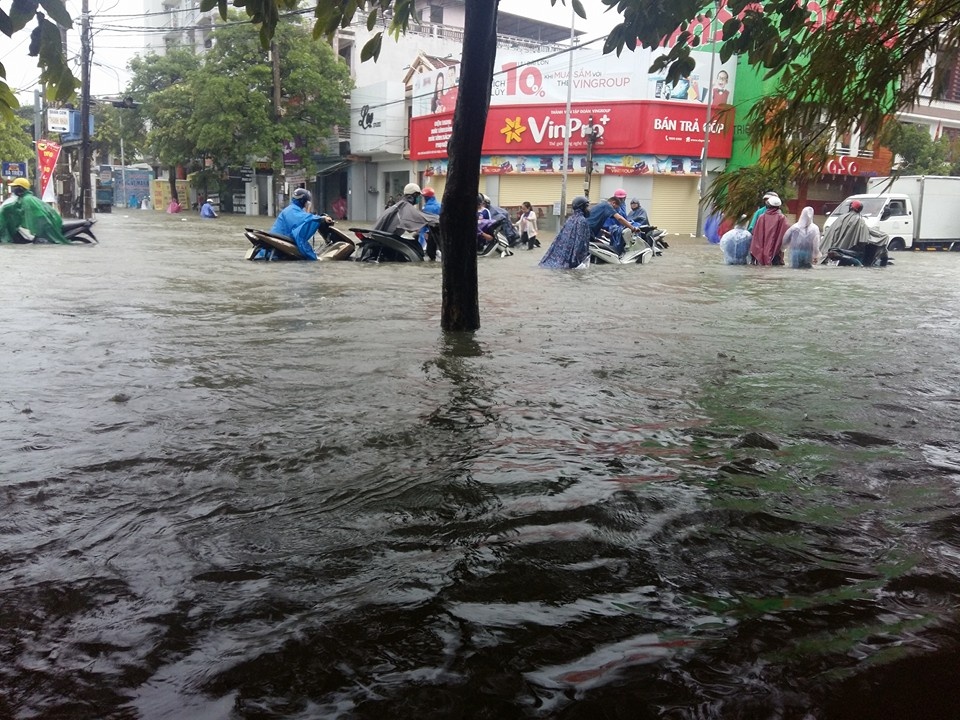 Mưa lớn 300 mm khiến TP Huế ngập sâu trong nước ảnh 2 Mua lon 300 mm khien TP Hue ngap sau trong nuoc anh 2