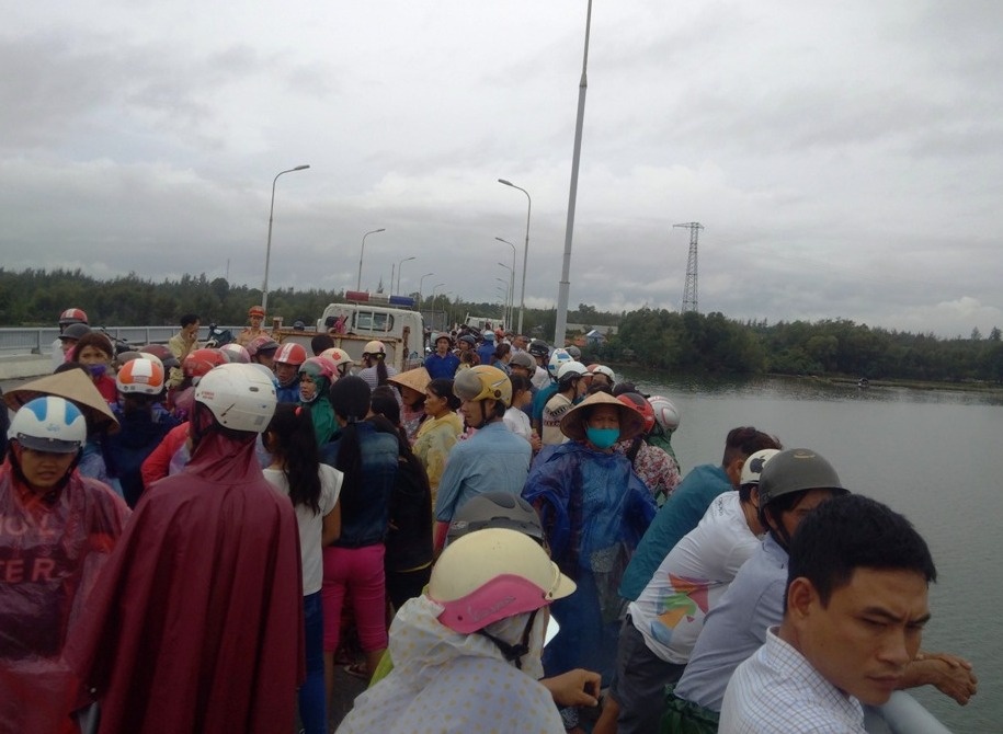 Bua luoi tim kiem nam thanh nien roi xuong pha Tam Giang hinh anh