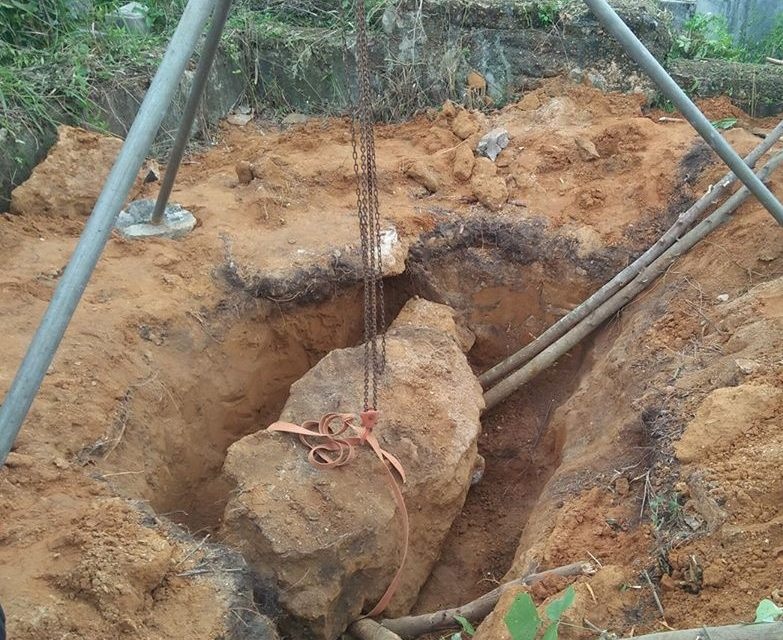 Bi tang da de chet khi di doi mo hinh anh