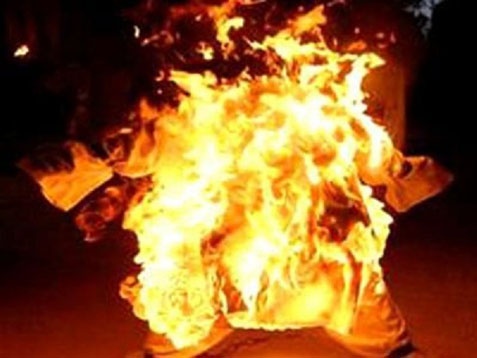 Thi the nguoi phu nu chay den duoi chan doi hinh anh