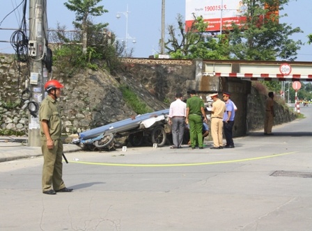 Xe ba gac cho ton dam cot dien, tai xe tu vong tai cho hinh anh