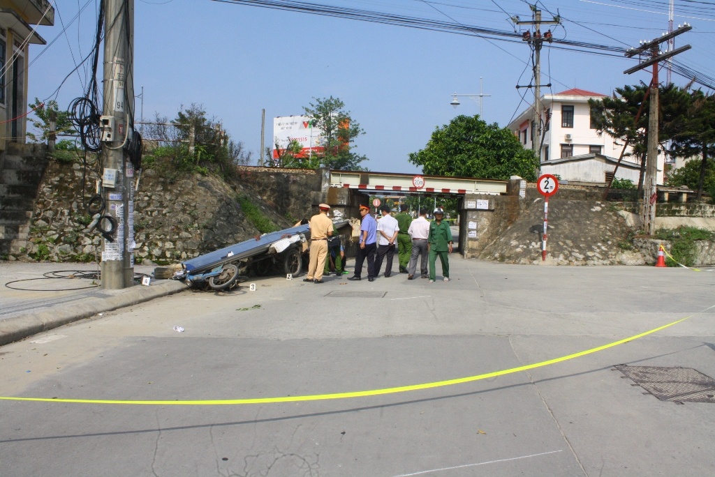 Xe ba gac cho ton dam cot dien,  tai xe tu vong anh 1