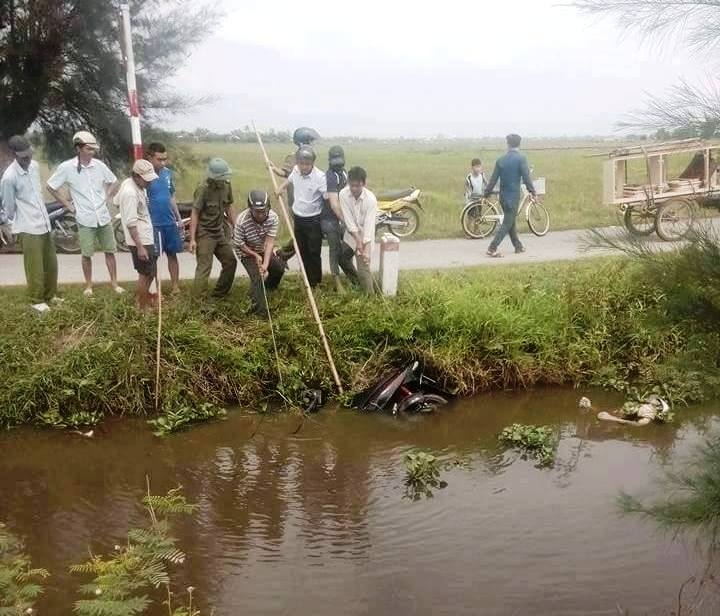 Thi thể nam thanh niên nằm dưới ao cùng xe máy ảnh 1 Thi the nam thanh nien nam duoi ao cung xe may anh 1