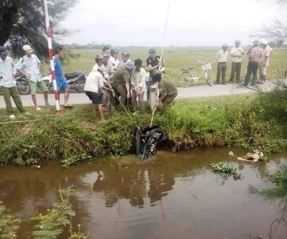 Thi the nam thanh nien nam duoi ao cung xe may hinh anh