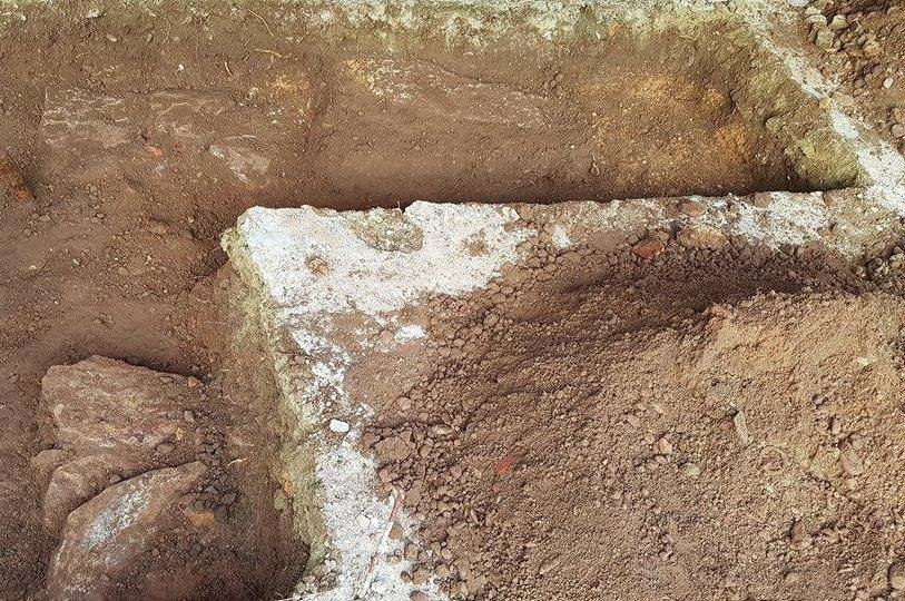 Dấu vết nghi móng tường thành điện vua Quang Trung ảnh 1 Dau vet nghi mong tuong thanh dien vua Quang Trung anh 1