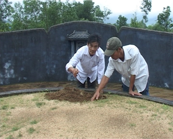 Hang nghin ngoi mo bi ke xau dong dinh len phan da anh 1
