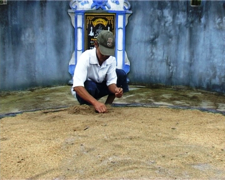 Hang nghin ngoi mo bi dong dinh,  khong phai tu thu anh 1