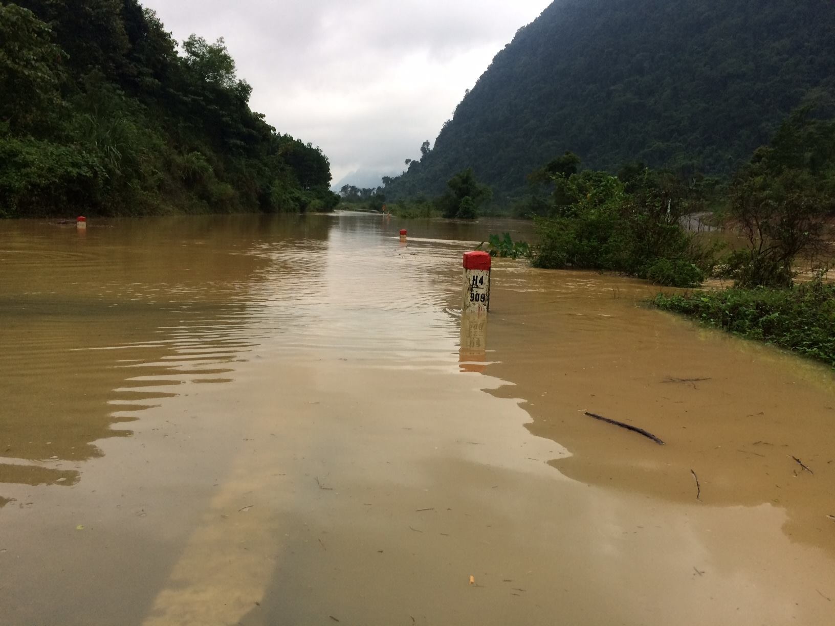 Duong Ho Chi Minh qua Quang Binh ngap sau 3 m hinh anh