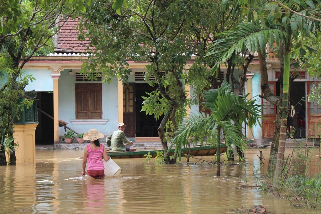Duong sa ngap lut,  nguoi dan cheo thuyen di lai anh 3