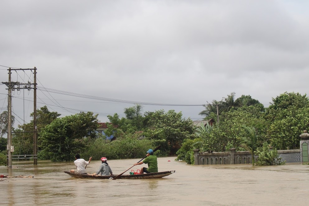 Duong sa ngap lut,  nguoi dan cheo thuyen di lai anh 1