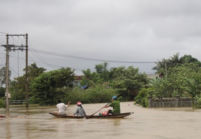 Duong ngap sau, nguoi dan cheo thuyen di lai hinh anh