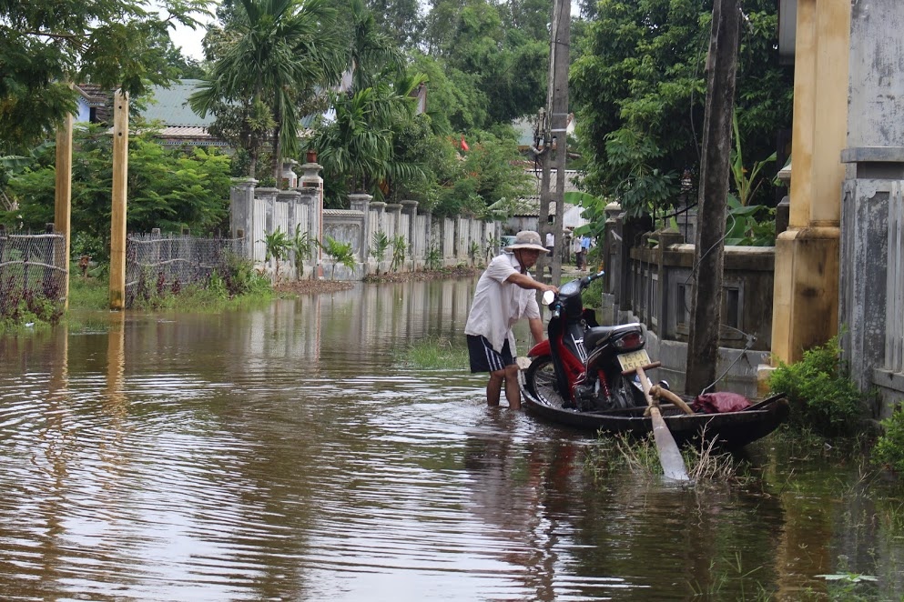 Duong sa ngap lut,  nguoi dan cheo thuyen di lai anh 2