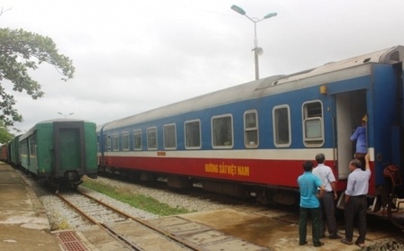 Phat com mien phi, cho o cho hanh khach bi ket tau do lu hinh anh