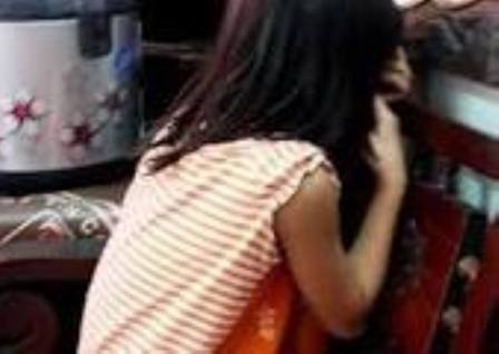 Cha me vang nha, be gai 5 tuoi bi ong lao sam so hinh anh