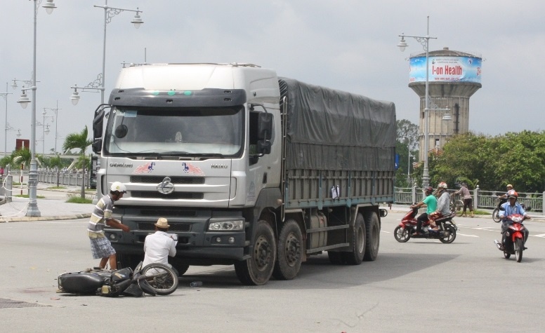 Tay nguoi dan ong bi mac ket duoi banh oto tai hinh anh