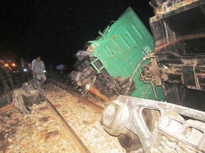 Tàu hàng lật bánh đường ray, đường sắt tê liệt ảnh 1 Tau hang lat banh duong ray, duong sat te liet anh 1