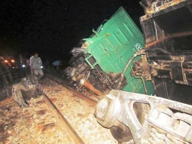 Tau hang lat banh, duong sat Bac - Nam te liet nhieu gio hinh anh