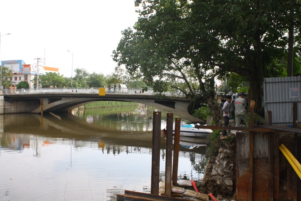 me gao khoc khi thay thi the con anh 2