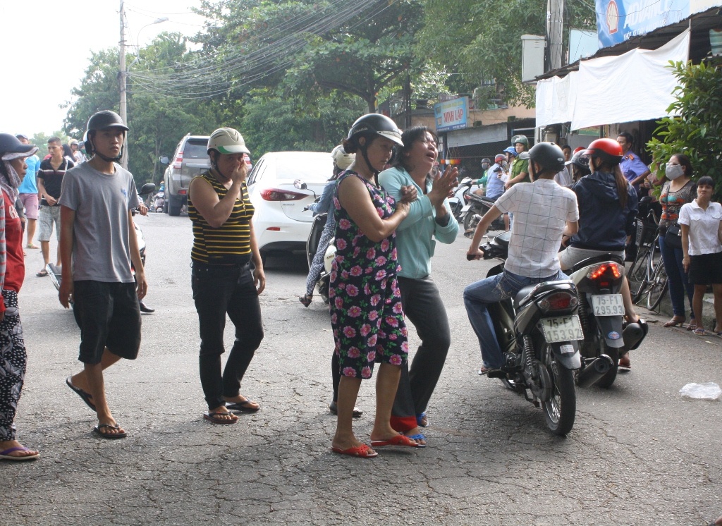 me gao khoc khi thay thi the con anh 1