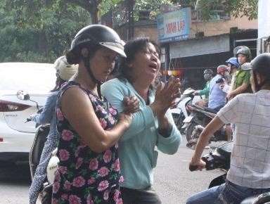 Nguoi me gao khoc khi thay thi the con duoi song hinh anh