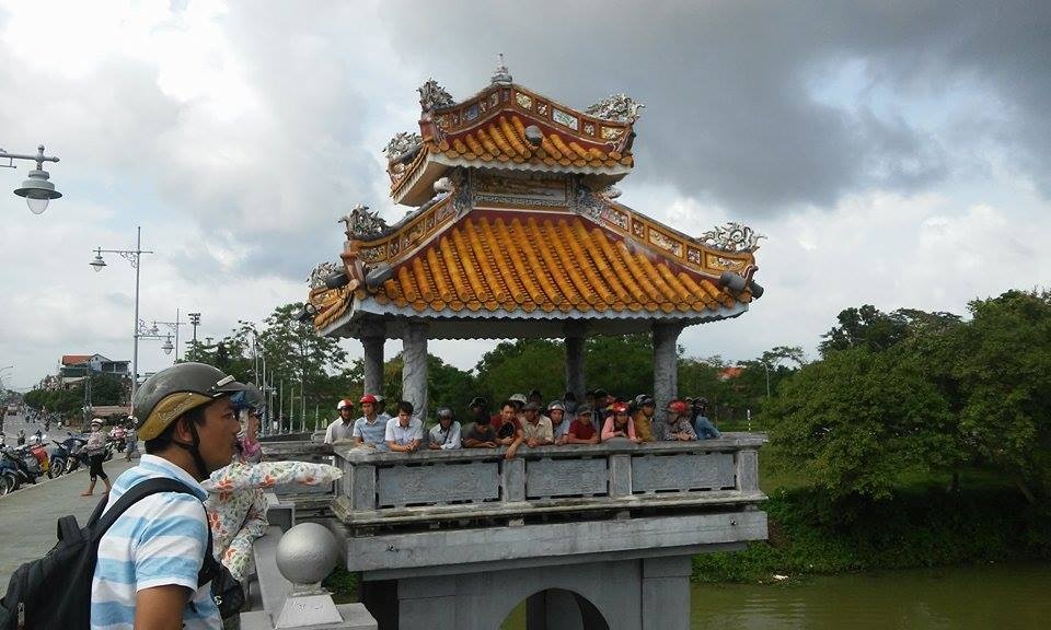 bat luc nhin con trai lao xuong song anh 1