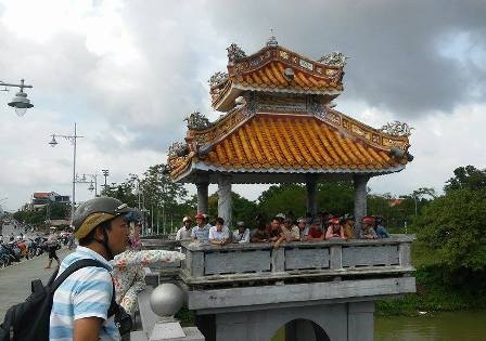 Cha bat luc nhin con trai lao xuong song Huong tu tu hinh anh