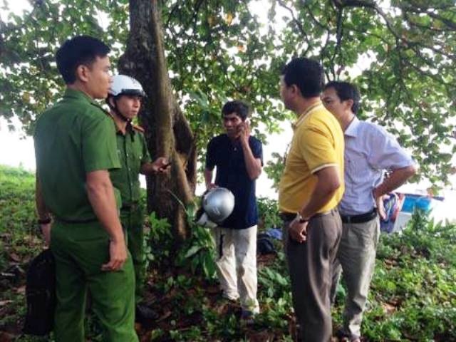 bat luc nhin con trai lao xuong song anh 2