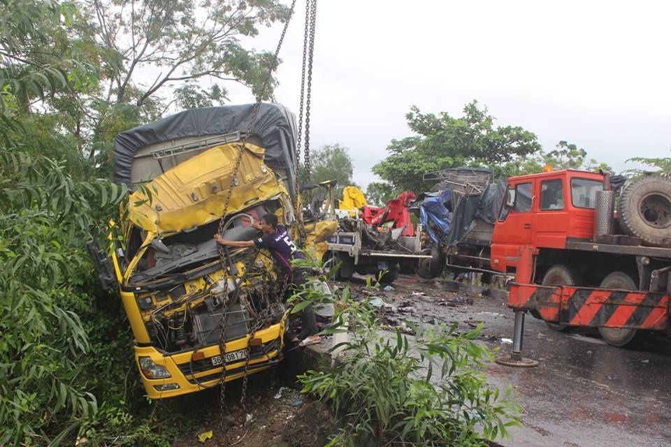 Nguoi dan pha cua dua 2 tai xe mac ket trong cabin ra ngoai hinh anh