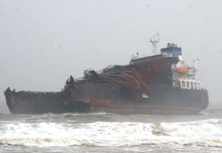 Nhieu thuyen vien cau cuu khi tau hang chet may tren bien hinh anh