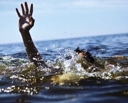 Di hai rau muong, 2 me con duoi nuoc thuong tam hinh anh