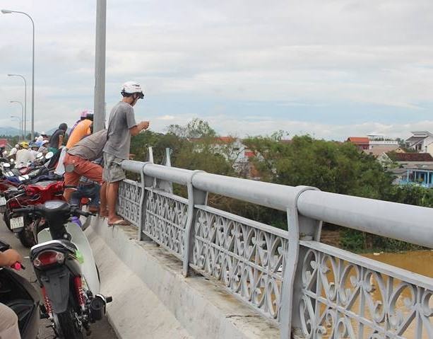 Nam thanh nien lao minh xuong song tu tu anh 1