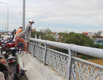 Dung oto giua cau, nam thanh nien nhay xuong song tu tu hinh anh