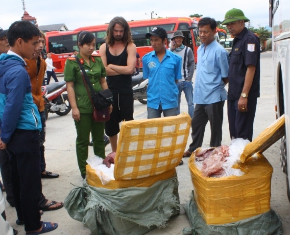 Du khach phat hoang vi ngoi xe cho noi tang thoi hinh anh