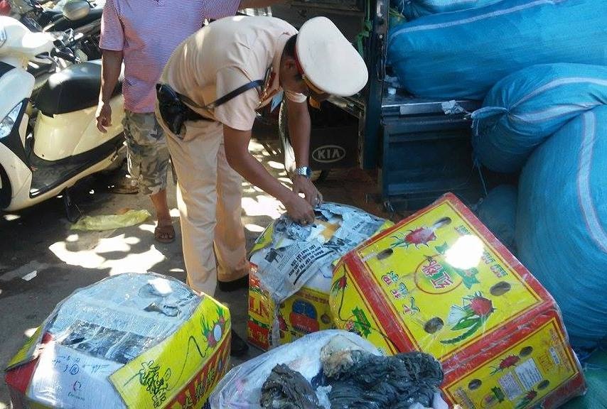 Xe tải chở hơn 1, 5 tấn mực khô và nội tạng mốc xan ảnh 1 Xe tai cho hon 1, 5 tan muc kho va noi tang moc xan anh 1