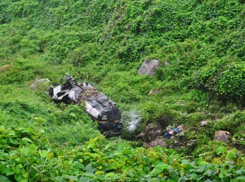 Xe xăng dầu lao xuống vực, 2 người thương vong ảnh 1 Xe xang dau lao xuong vuc, 2 nguoi thuong vong anh 1