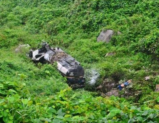 Xe xang dau lao xuong vuc, mot nguoi tu vong hinh anh