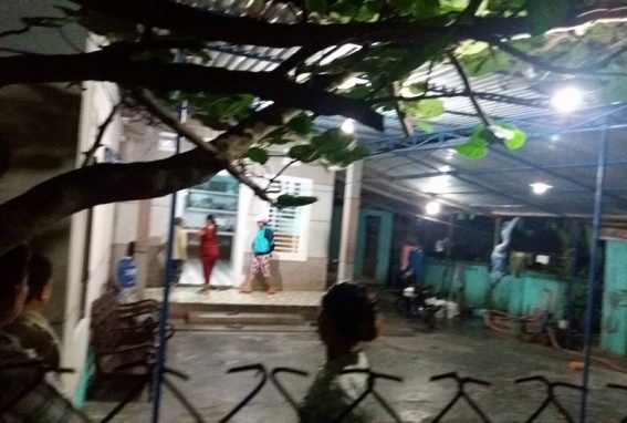 Nam nhan vien quan bar bi em trai ruot duoi truy sat hinh anh